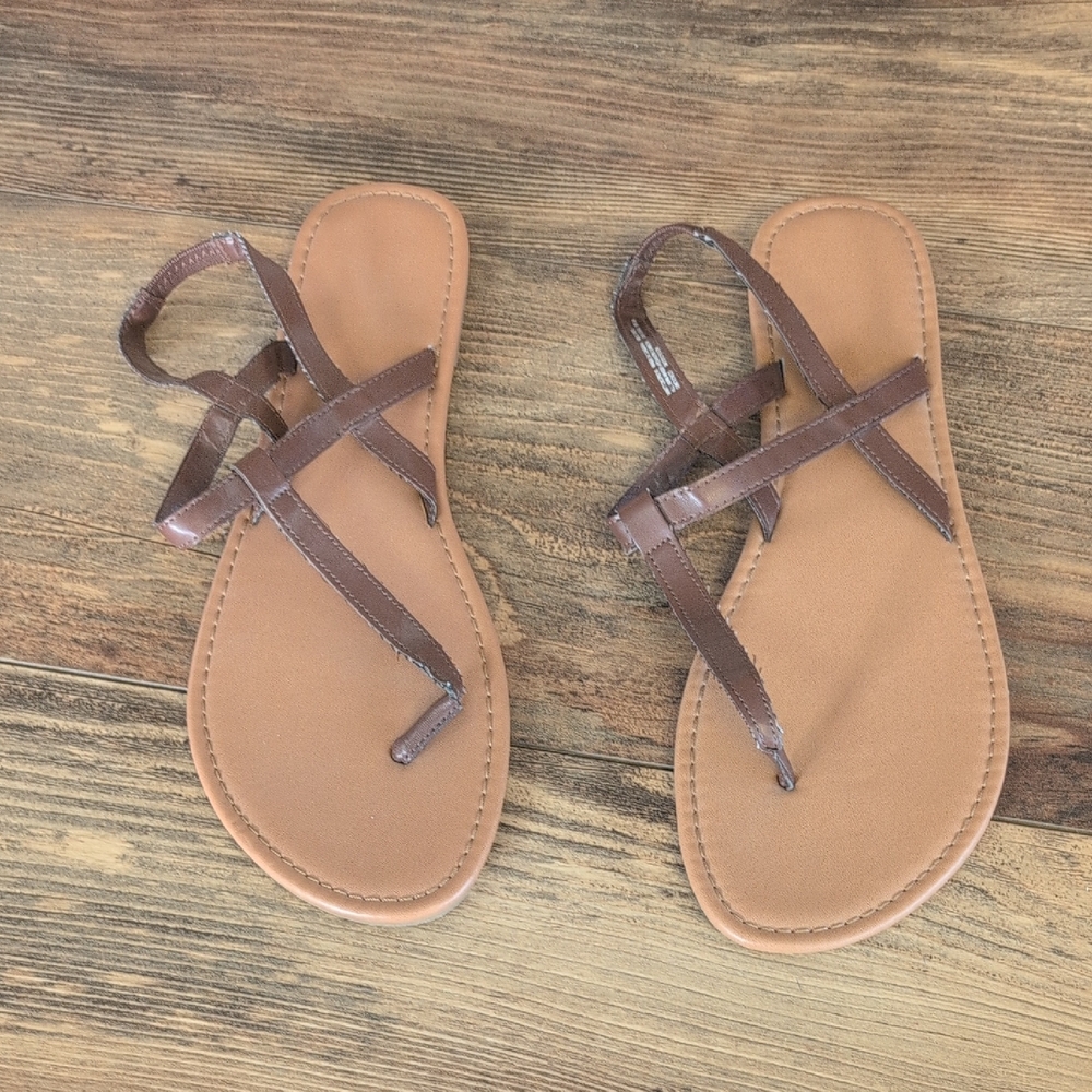 Time and Tru Women’s Brown Strappy Flat Sandals 11          AB107